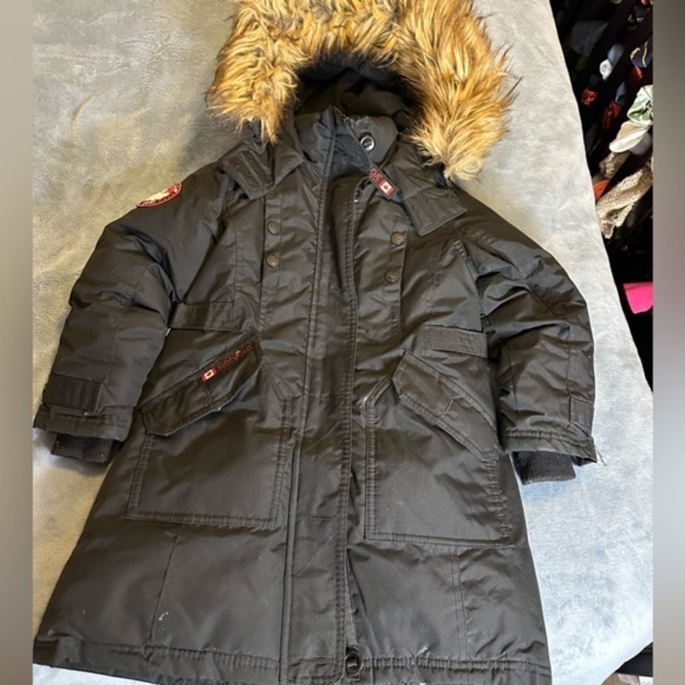 Canada girl’s black coat‎ with hood size 5/6